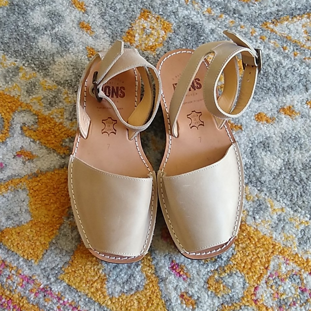 Pons Avarcas ankle strap/platform style